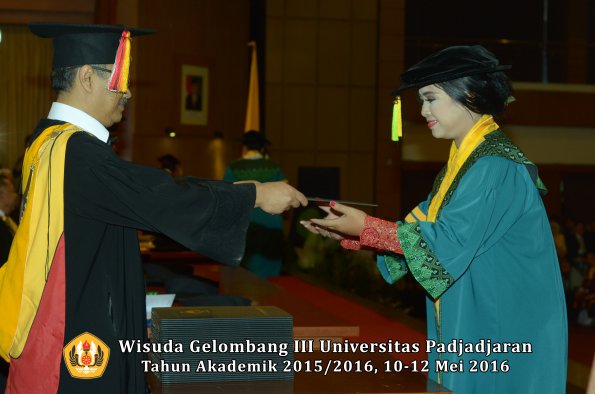 Wisuda Unpad Gel III TA 2015_2016  Fakultas Ilmu Komunikasi oleh Dekan  017