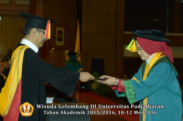 Wisuda Unpad Gel III TA 2015_2016  Fakultas Ilmu Komunikasi oleh Dekan  020