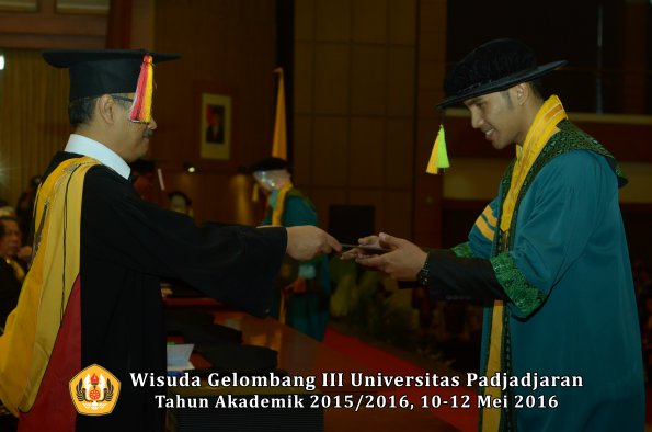 Wisuda Unpad Gel III TA 2015_2016  Fakultas Ilmu Komunikasi oleh Dekan  028