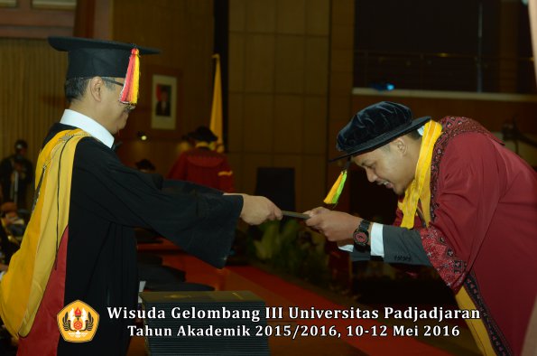 Wisuda Unpad Gel III TA 2015_2016  Fakultas Ilmu Komunikasi oleh Dekan  101