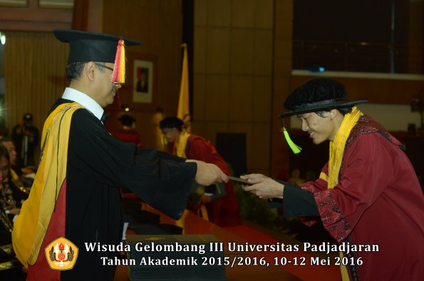 Wisuda Unpad Gel III TA 2015_2016  Fakultas Ilmu Komunikasi oleh Dekan  104