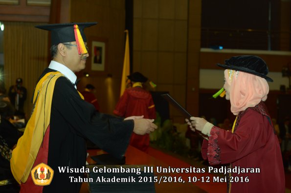 Wisuda Unpad Gel III TA 2015_2016  Fakultas Ilmu Komunikasi oleh Dekan  108