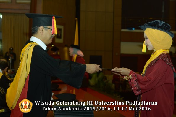 Wisuda Unpad Gel III TA 2015_2016  Fakultas Ilmu Komunikasi oleh Dekan  111