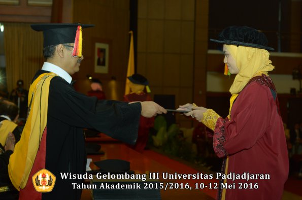 Wisuda Unpad Gel III TA 2015_2016  Fakultas Ilmu Komunikasi oleh Dekan  112