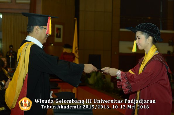 Wisuda Unpad Gel III TA 2015_2016  Fakultas Ilmu Komunikasi oleh Dekan  113