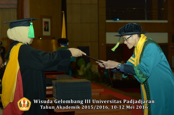Wisuda Unpad Gel III TA 2015_2016  Fakultas Kedokteran oleh Dekan 012