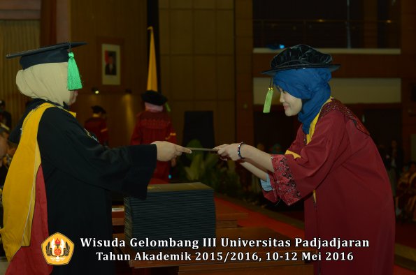 Wisuda Unpad Gel III TA 2015_2016  Fakultas Kedokteran oleh Dekan 061