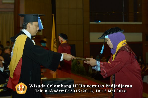 Wisuda Unpad Gel III TA 2015_2016  Fakultas Keperawatan oleh Dekan 012