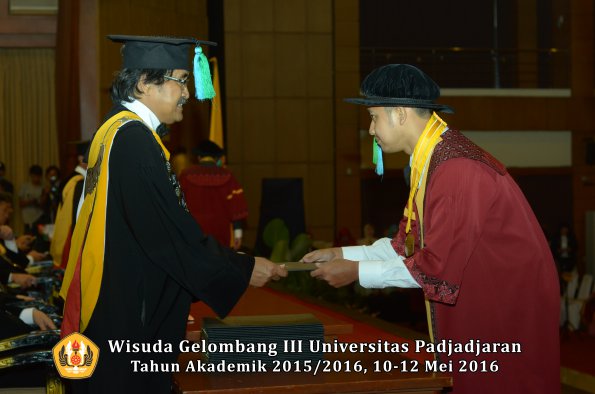 Wisuda Unpad Gel III TA 2015_2016  Fakultas PIK oleh Dekan  004