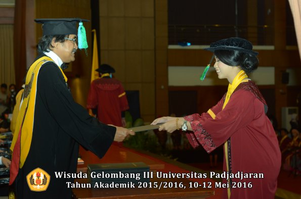 Wisuda Unpad Gel III TA 2015_2016  Fakultas PIK oleh Dekan  008