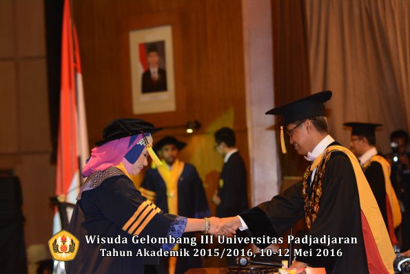 Wisuda Unpad Gel III TA 2015_2016  Fakultas Ilmu Komunikasi oleh Rektor  005