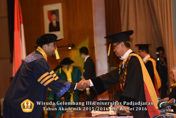 Wisuda Unpad Gel III TA 2015_2016  Fakultas Ilmu Komunikasi oleh Rektor  006
