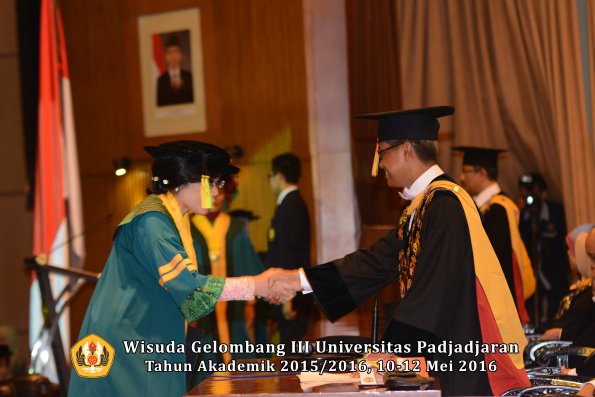 Wisuda Unpad Gel III TA 2015_2016  Fakultas Ilmu Komunikasi oleh Rektor  010