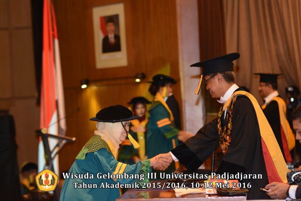 Wisuda Unpad Gel III TA 2015_2016  Fakultas Ilmu Komunikasi oleh Rektor  013