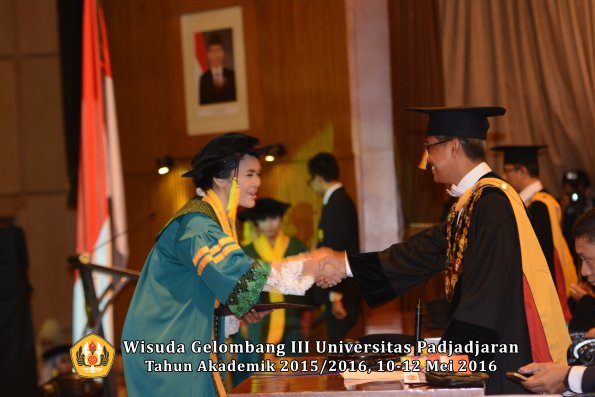Wisuda Unpad Gel III TA 2015_2016  Fakultas Ilmu Komunikasi oleh Rektor  016
