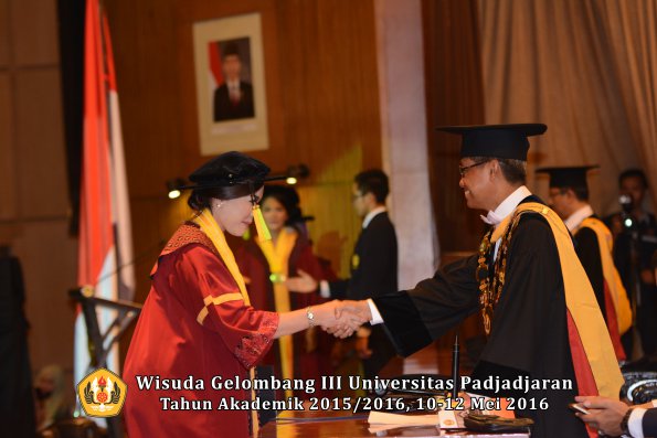 Wisuda Unpad Gel III TA 2015_2016  Fakultas Ilmu Komunikasi oleh Rektor  041