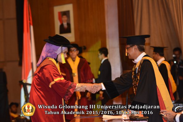 Wisuda Unpad Gel III TA 2015_2016  Fakultas Ilmu Komunikasi oleh Rektor  043