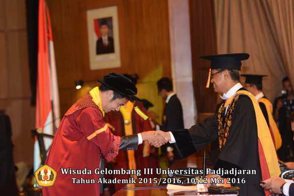 Wisuda Unpad Gel III TA 2015_2016  Fakultas Ilmu Komunikasi oleh Rektor  057