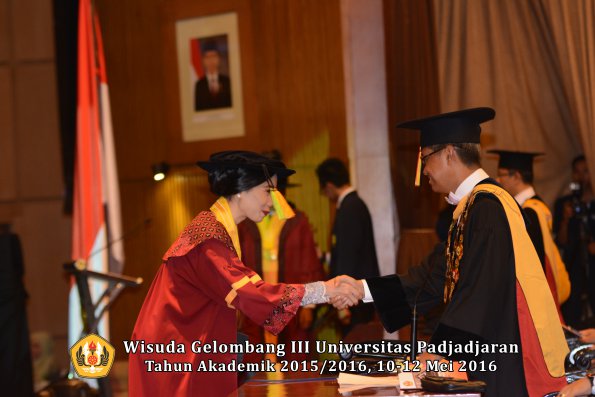 Wisuda Unpad Gel III TA 2015_2016  Fakultas Ilmu Komunikasi oleh Rektor  059