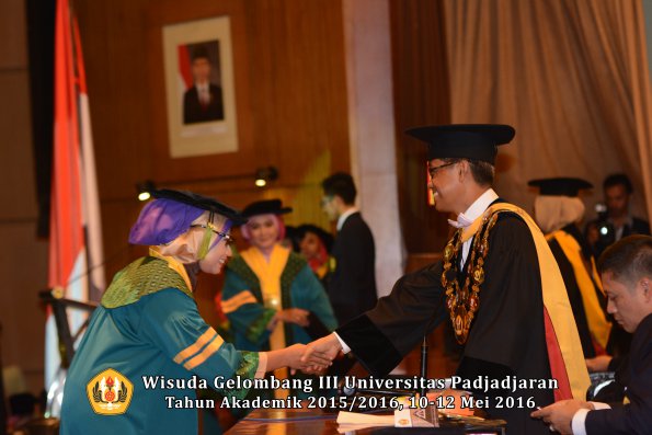 Wisuda Unpad Gel III TA 2015_2016  Fakultas Kedokteran oleh Rektor 051
