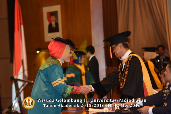 Wisuda Unpad Gel III TA 2015_2016  Fakultas Kedokteran oleh Rektor 055