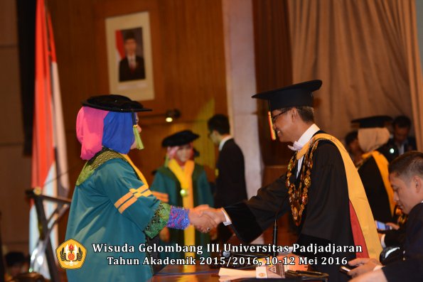Wisuda Unpad Gel III TA 2015_2016  Fakultas Kedokteran oleh Rektor 056