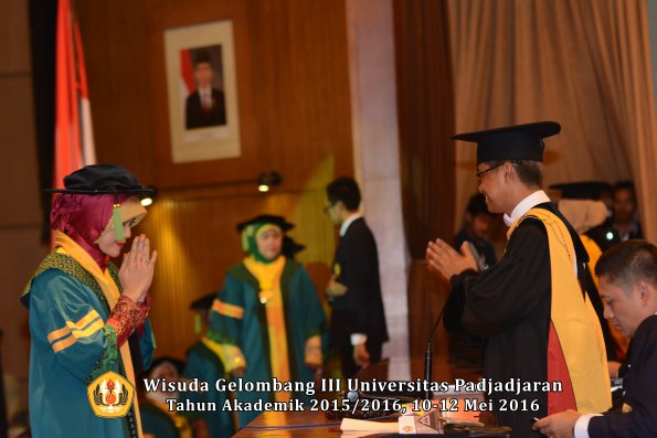 Wisuda Unpad Gel III TA 2015_2016  Fakultas Kedokteran oleh Rektor 059