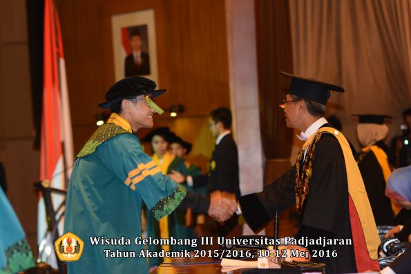 Wisuda Unpad Gel III TA 2015_2016  Fakultas Kedokteran oleh Rektor 086