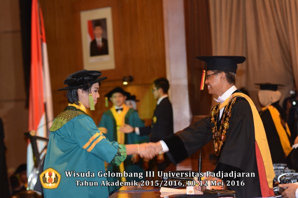 Wisuda Unpad Gel III TA 2015_2016  Fakultas Kedokteran oleh Rektor 087
