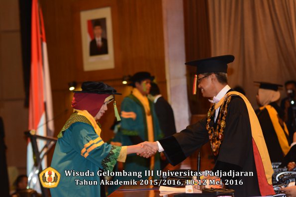Wisuda Unpad Gel III TA 2015_2016  Fakultas Kedokteran oleh Rektor 092