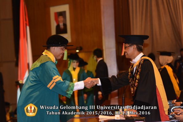Wisuda Unpad Gel III TA 2015_2016  Fakultas Kedokteran oleh Rektor 098