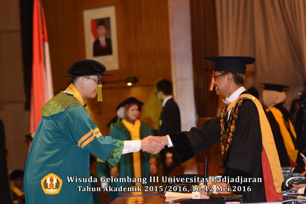 Wisuda Unpad Gel III TA 2015_2016  Fakultas Kedokteran oleh Rektor 100