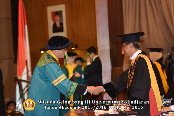 Wisuda Unpad Gel III TA 2015_2016  Fakultas Kedokteran oleh Rektor 123