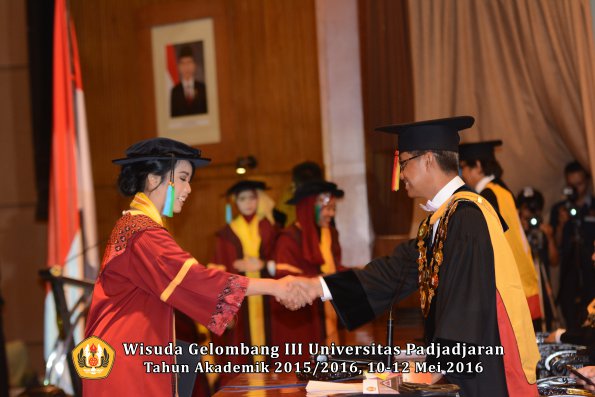Wisuda Unpad Gel III TA 2015_2016  Fakultas PIK oleh Rektor  008