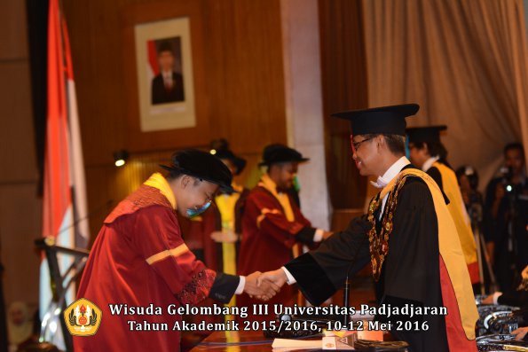 Wisuda Unpad Gel III TA 2015_2016  Fakultas PIK oleh Rektor  011
