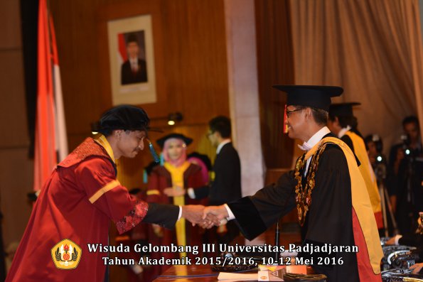Wisuda Unpad Gel III TA 2015_2016  Fakultas PIK oleh Rektor  013