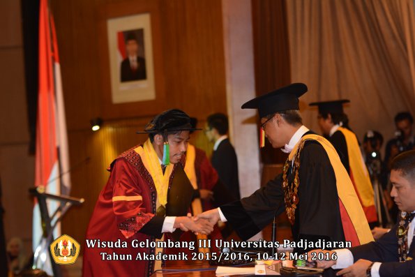 Wisuda Unpad Gel III TA 2015_2016  Fakultas PIK oleh Rektor  019