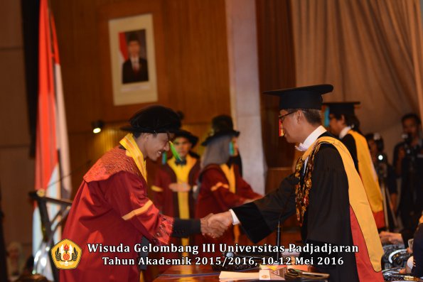 Wisuda Unpad Gel III TA 2015_2016  Fakultas PIK oleh Rektor  020
