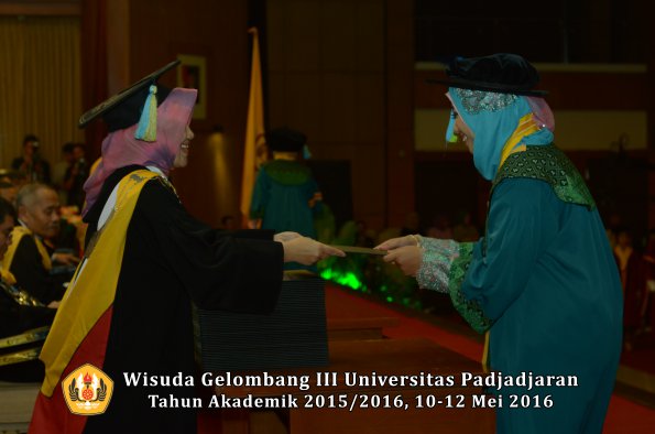 Wisuda Unpad Gel III TA 2015_2016  Fakultas Farmasi oleh Dekan  004