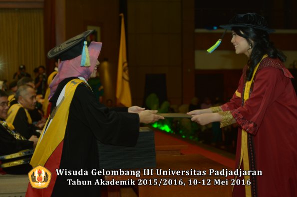 Wisuda Unpad Gel III TA 2015_2016  Fakultas Farmasi oleh Dekan  008