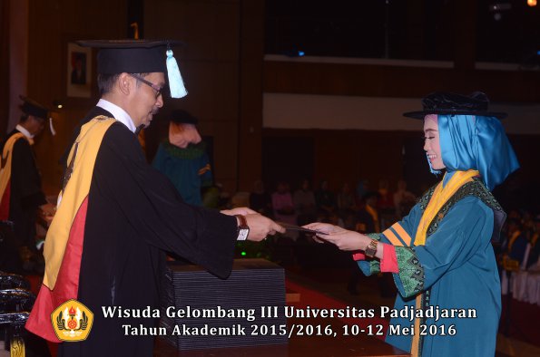Wisuda Unpad Gel III TA 2015_2016  Fakultas Ilmu Budaya oleh Dekan  006
