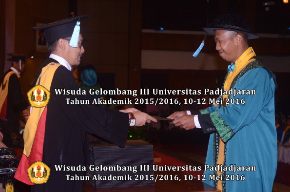 Wisuda Unpad Gel III TA 2015_2016  Fakultas Ilmu Budaya oleh Dekan  007