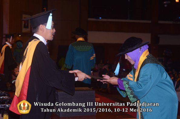 Wisuda Unpad Gel III TA 2015_2016  Fakultas Ilmu Budaya oleh Dekan  008