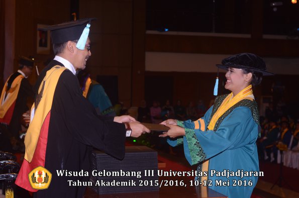 Wisuda Unpad Gel III TA 2015_2016  Fakultas Ilmu Budaya oleh Dekan  009
