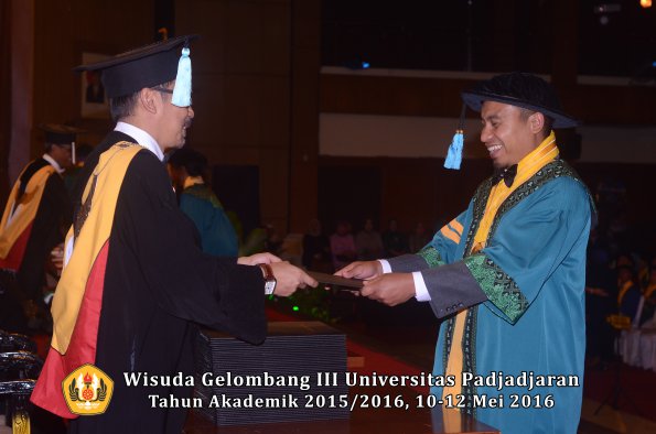 Wisuda Unpad Gel III TA 2015_2016  Fakultas Ilmu Budaya oleh Dekan  010