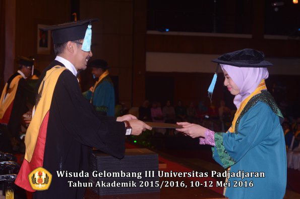 Wisuda Unpad Gel III TA 2015_2016  Fakultas Ilmu Budaya oleh Dekan  011