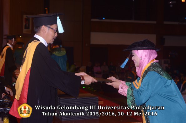 Wisuda Unpad Gel III TA 2015_2016  Fakultas Ilmu Budaya oleh Dekan  014