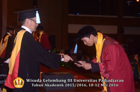 Wisuda Unpad Gel III TA 2015_2016  Fakultas Ilmu Budaya oleh Dekan  019