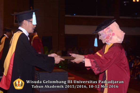 Wisuda Unpad Gel III TA 2015_2016  Fakultas Ilmu Budaya oleh Dekan  061
