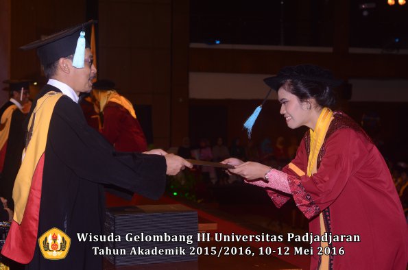 Wisuda Unpad Gel III TA 2015_2016  Fakultas Ilmu Budaya oleh Dekan  064